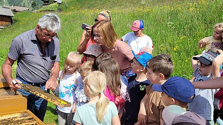 Bambini e insegnanti sono entusiasti